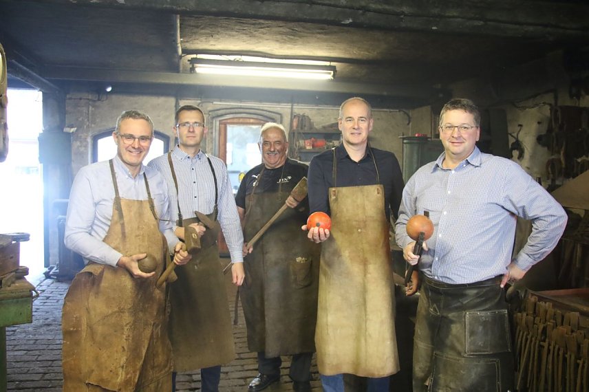 Bild: Breite Unterst&uuml;tzung f&uuml;r das Sportevent, v.l.: der Leiter der Servicegesellschaft, Gunnar Reuter, Jens Germer von der EVN, Organisator Werner H&uuml;tcher, Landrat Matthias Jendricke und Sparkassenchef Thomas Seeber, 