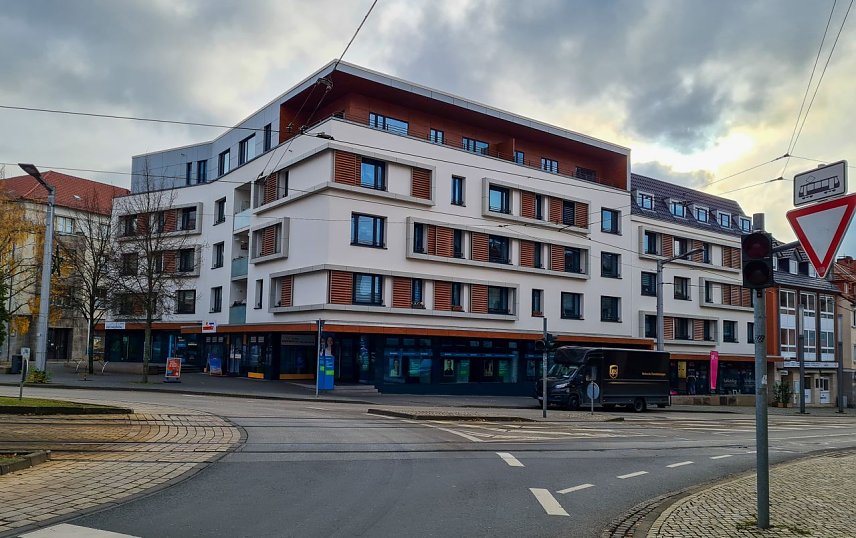 Bild: Die Fassade Kornmarkt 6/7 sieht wieder aus wie frisch gemalert. Knapp 14.000 Euro hat die Fassadenreinigung gekostet.