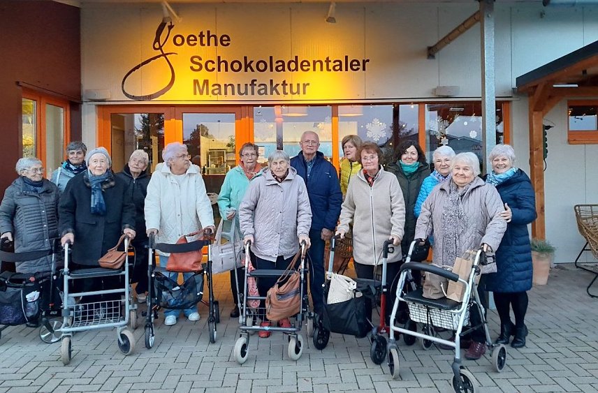 Bild: Seniorinnen und Senioren der  Seniorenwohngemeinschaft Hohenebra besuchten die Erlebniswelt "Goethe Chocolaterie"
