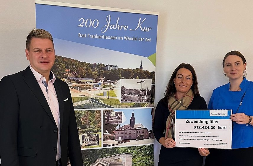 Bild: v.l.B&uuml;rgermeister Matthias Strejc; Kurdirektorin Katja Rudolph erhalten Zuwendungsbescheid 