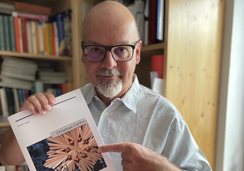 Bild: Der Komponist mit seinem gedruckten Werk