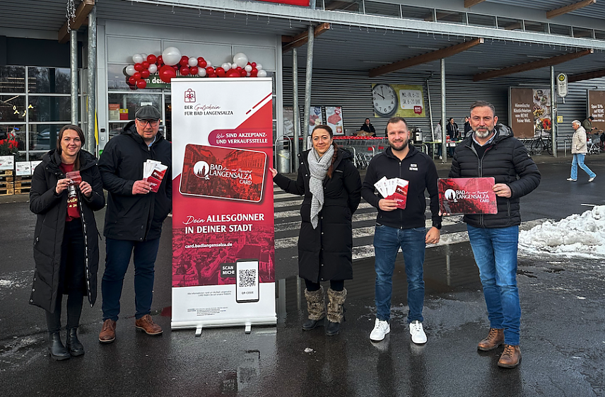 Bild: Astrid Lehmann, Leiterin Touristinformation (Akzeptanz- und Verkaufsstelle der BLC), Christian K&ouml;nig, stellv. Vorsitzender Gewerbeverein Bad Langensalza e.V., Sandra Czerniak, Citymanagerin Bad Langensalza, Dustin Hofmann, Inhaber REWE Dustin Hofmann und B&uuml;rgermeister Matthias Reinz