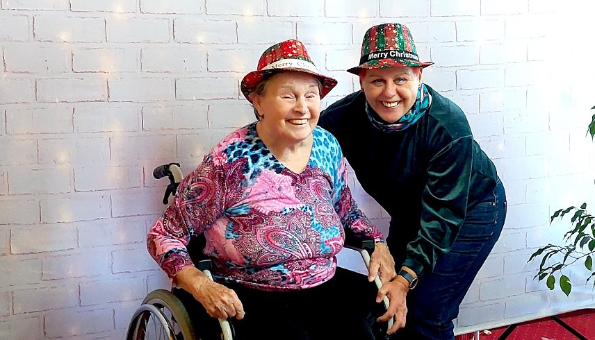 Bild: Frau Grieser freut sich &uuml;ber ein Foto aus der Fotobox