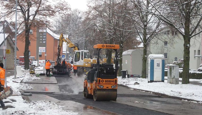 Bild: Asphaltierungsarbeiten in der Dingelst&auml;dter Stra&szlig;e in Heilbad Heiligenstadt (Foto: