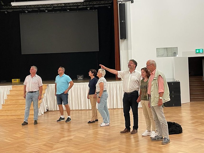 Bild: Der Vorstand des F&ouml;rdervereins Kulturhaus Bleicherode macht sich in seiner Septembersitzung ein Bild von den Baufortschritten im Saal des Kulturhauses.