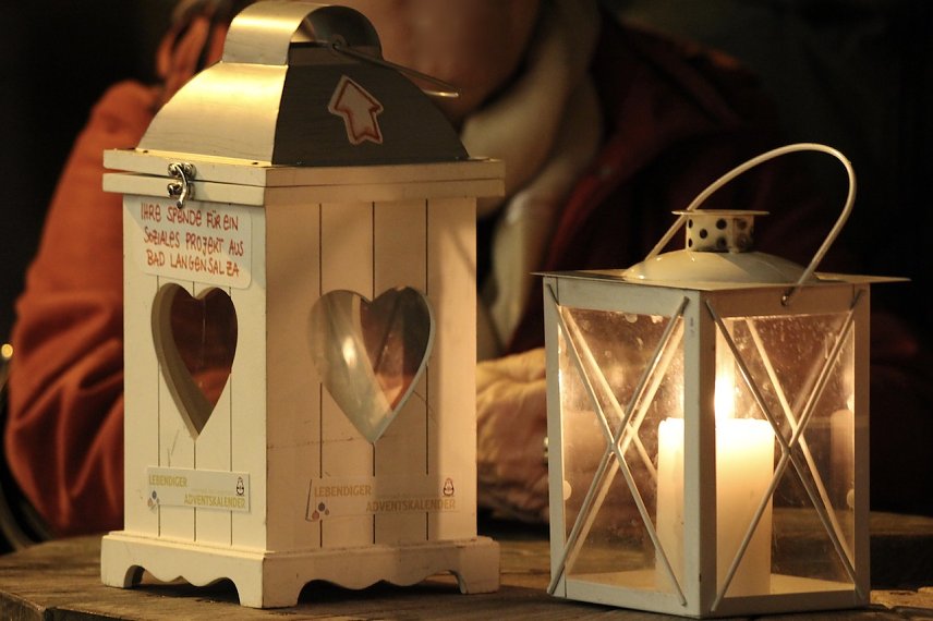 Bild: Lebendiger Adventskalender in Bad Langensalza mit Friedenslicht und Spendendose