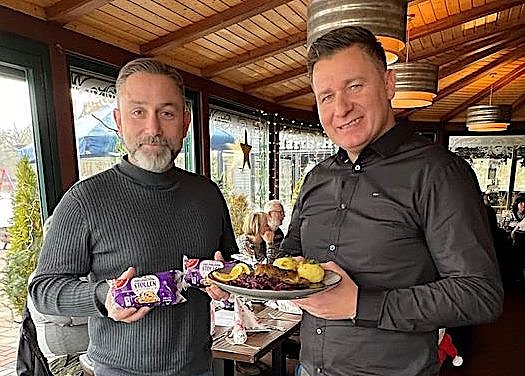 Bild: B&uuml;rgermeister Matthias Reinz mit Toni Hyseni, der allj&auml;hrlich ein 3-G&auml;nge-Men&uuml; f&uuml;r Bed&uuml;rftige ausrichtet 
