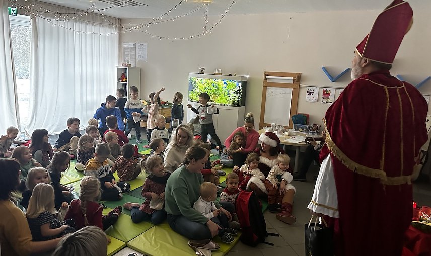 Bild: Der Nikolaus kam h&ouml;chstpers&ouml;nlich in die Kita