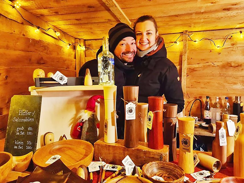 Bild: Caro und Konrad Bauersfeld mit selbst gedrechseltem Kunsthandwerk in ihrem Stand auf dem Neust&auml;dter Weihnachtsmarkt