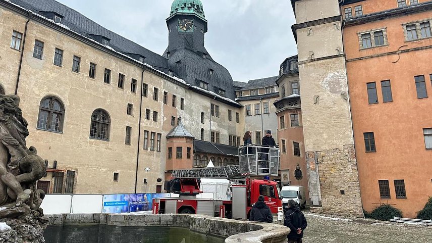 Bild: Mit Hilfe der Freiwilligen Feuerwehr wurde am Donnerstag die Lage auf dem Schlossdach gepr&uuml;ft und die Sicherheitslage eingesch&auml;tzt