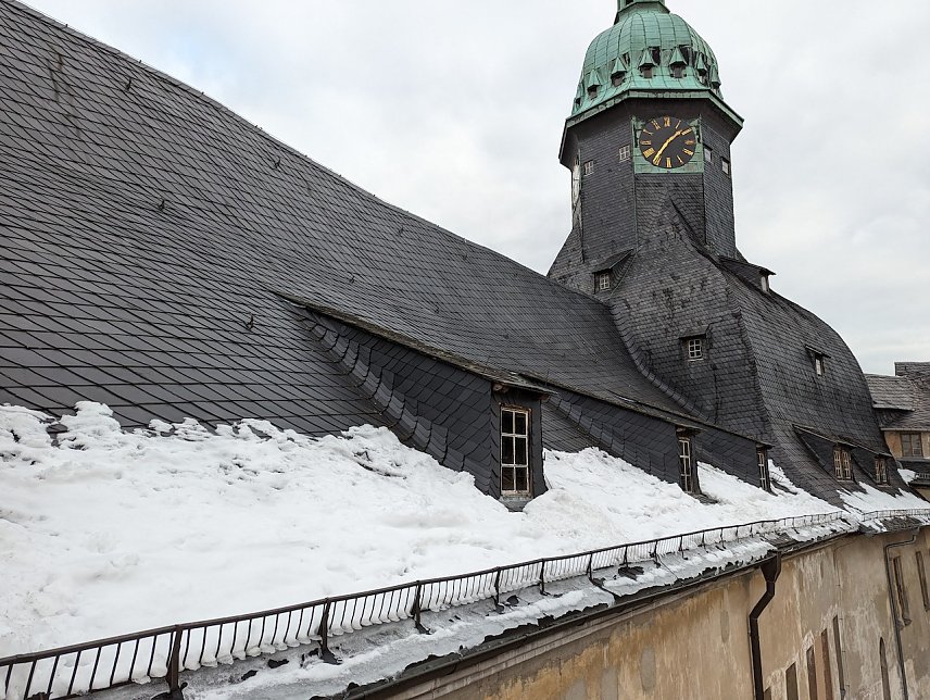 Bild: 3. Entlang des Nordfl&uuml;gels hatte sich eine dicke Eisschicht gebildet, die ein Sicherheitsrisiko f&uuml;r alle Besucher des Schlosshofes darstell