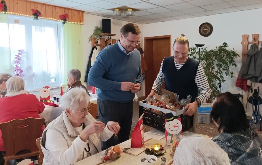 Bild: Weihnachtsfeier bei der Volkssolidarit&auml;t.vl. Stefan Schard (CDU), Tobias Schneegans