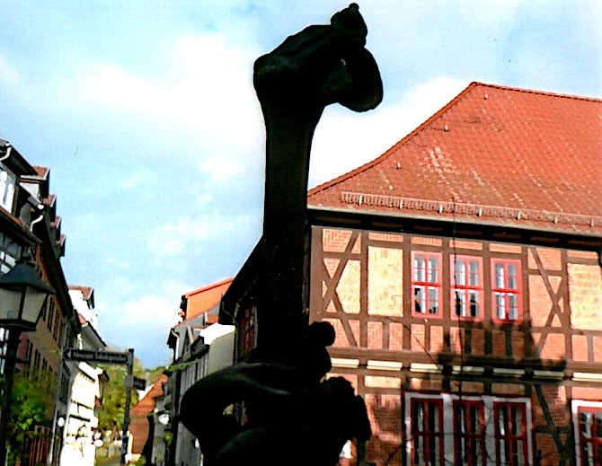Bild: Die Brunnenfigur vor dem Pfarrhaus