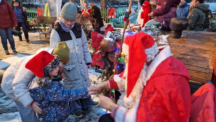 Bild: Die Kindervilla Kinder feierten ein sch&ouml;nes Weihnachtsfest