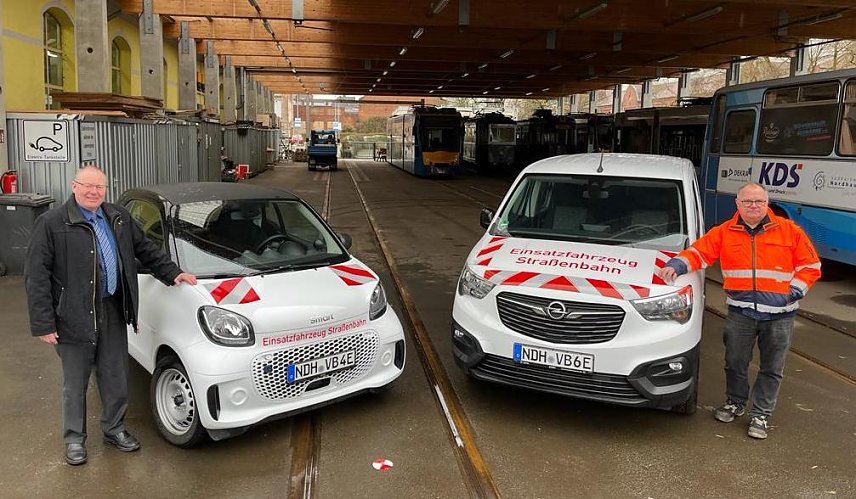 Bild: Gesch&auml;ftsf&uuml;hrer Thorsten Schwarz (links) und Ralf Stade, Meister Stra&szlig;enbahninstandhaltung (rechts) freuen sich auf die Nutzung der neuen Elektroautos
