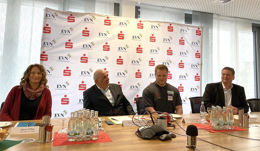 Bild: Organisator Werner H&uuml;tcher und Simon Bayer umrahmt von den Vertretern der Hauptsponsoren (Jana Z&ouml;ller, EVN, links) und Thomas Seeber (Kreissparkasse, rechts)