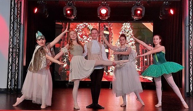 Bild: Weihnachtsgeschchte der Tanzschule Radeva im Sondersh&auml;user Stocksen aufgef&uuml;hrt