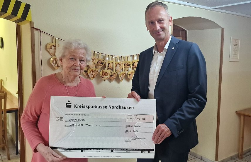 Bild: Auch in diesem Jahr erhielt Helga Rathnau f&uuml;r die Tafel einen Scheck aus den H&auml;nden von WBG Chef Sven D&ouml;rmann