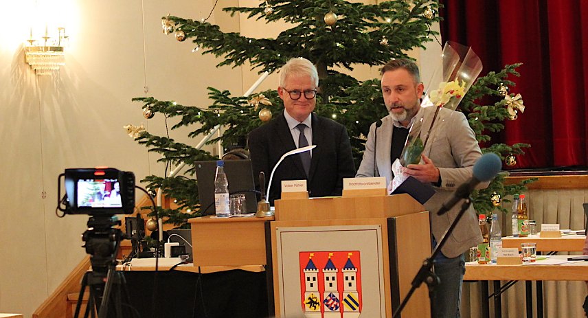 Bild: In weihnachtlicher Atmosph&auml;re &uuml;berreichte B&uuml;rgermeister Reinz seinem 1. Beigeordneten und Urgestein des Bad Langensalzaer Stadtrats, Volker P&ouml;hler, Blumen zu dessen 70. Geburtstag 