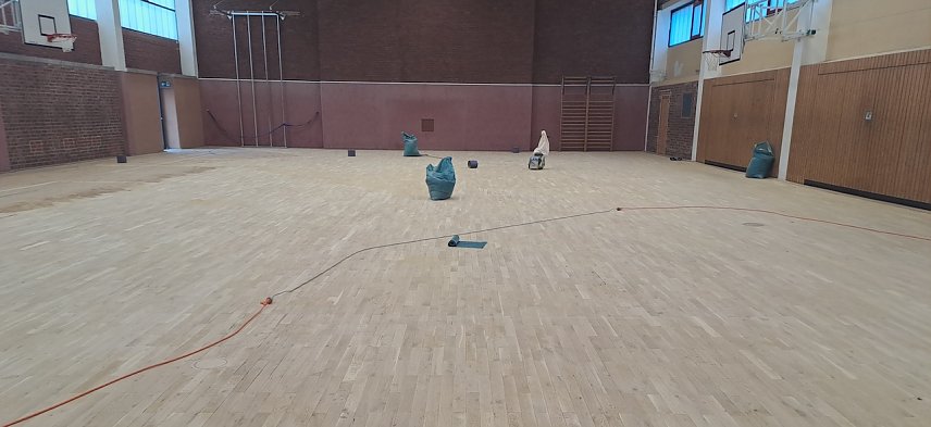 Bild: Das Parkett der Turnhalle wird gewechselt
