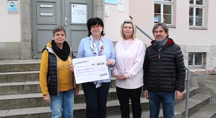 Bild: Scheck&uuml;bergabe an den Vorstand des F&ouml;rdervereins Geschwister Scholl Haus M&uuml;hlhausen (auf dem Foto Susann Keyser, Kathrin K&ouml;the, Cordula Eger, Stefan Singer)