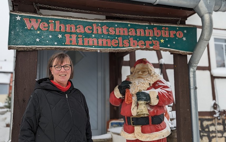 Bild: Himmlische Unterst&uuml;tzung f&uuml;r leuchtende Kinderaugen. Manueala Ferges leitet ehrenamtlich das Weihnachtsmannb&uuml;ro in Himmelsberg