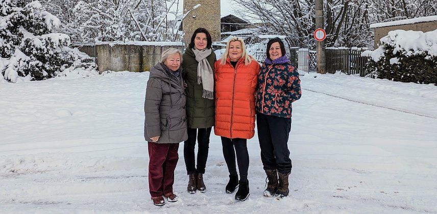 Bild: Frauenpower hoch oben auf dem Strau&szlig;berg (v.l.n.r.): Gemeinsam mit Ingrid Jakob, Michaela Stolze und Gerlind Hamenst&auml;dt arbeitet Ortsteilb&uuml;rgermeisterin Ines Auer erfolgreich im Ortsteilrat