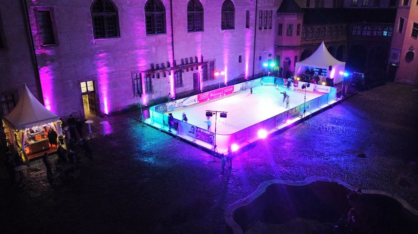 Bild: Und 2. Die ersten Pagoden f&uuml;r die Wei&szlig;e Schlossweihnacht sind im Schlosshof aufgebaut. In de
