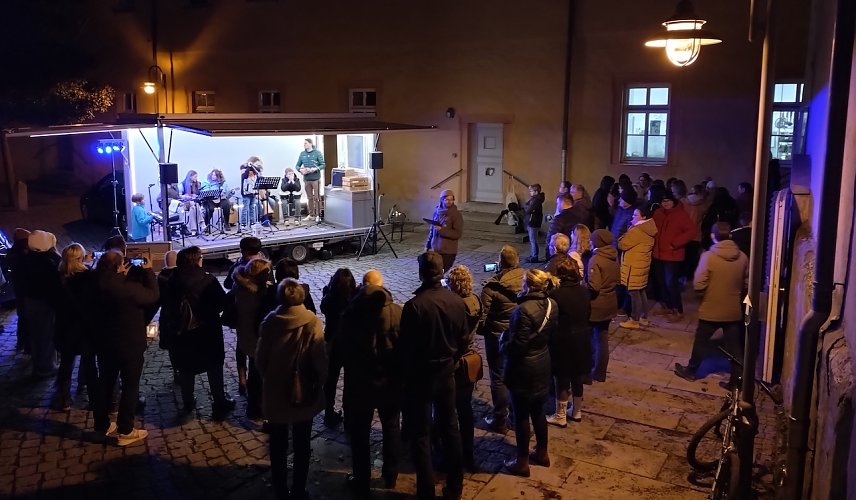 Bild: "Adventst&uuml;rchen" auf dem Schlosshof