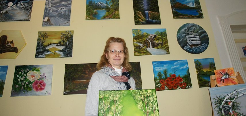 Bild: Claudia M&uuml;ller in ihrer Ausstellung
