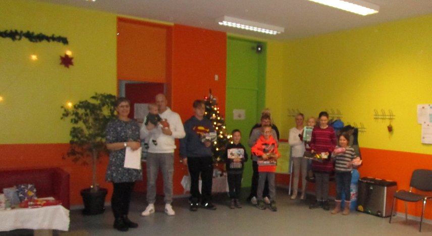 Bild: Weihnachtsfeier im Rahmen der Aktion Wunschbaum im Freizeitzentrum Artern