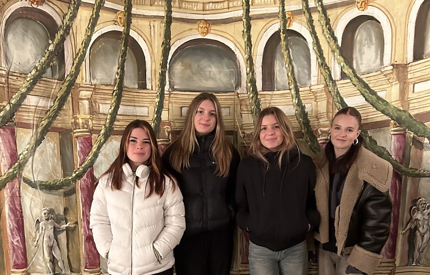 Bild: Alina Schreiber, Ida Kaufmann, Selma Gerecke und Michelle Peters auf der historischen B&uuml;hne