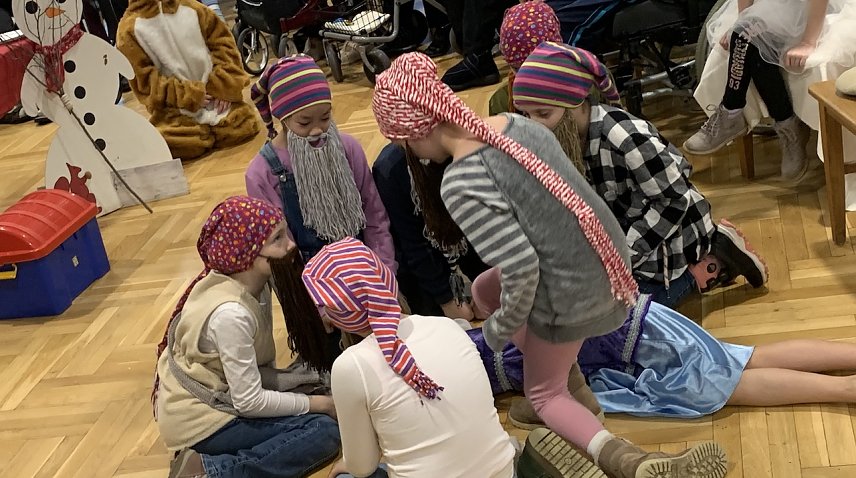 Bild: Sieben Zwerge im Seniorenheim sorgten f&uuml;r Freude und Weihnachtsstimmung