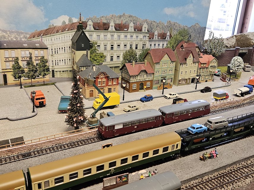 Bild: Am 3. Advent ist wieder Modellbahnausstellung im Modellbahnclub Nordhausen. Selbst auf der H0 Anlage wird schon der Weihnachtsbaum geschm&uuml;ckt
