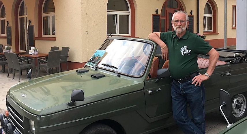 Bild: KFZ - Meister Peter S&uuml;ssemilch, ehemaliger Schirrmeister in der NVA mit schwimmf&auml;higen Wartburg 353 - 400 und einzige Ausf&uuml;hrung mit 4 Zylinder 4 Takt - Motor