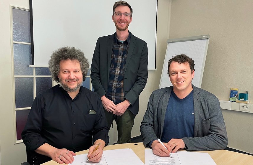 Bild: Prof. Dr.-Ing. Viktor Wesselak, Dr. Pascal Leibbrandt und Mathias Kurras (v.l.) bei der Unterzeichnung des Kooperationsvertrags