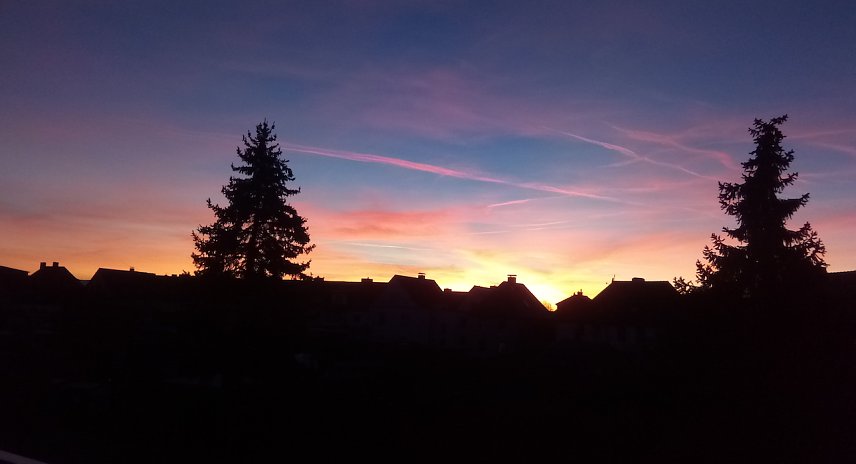 Bild: Sonnenuntergang mit Flugzeug-Kondensstreifen &uuml;ber Nordhausen