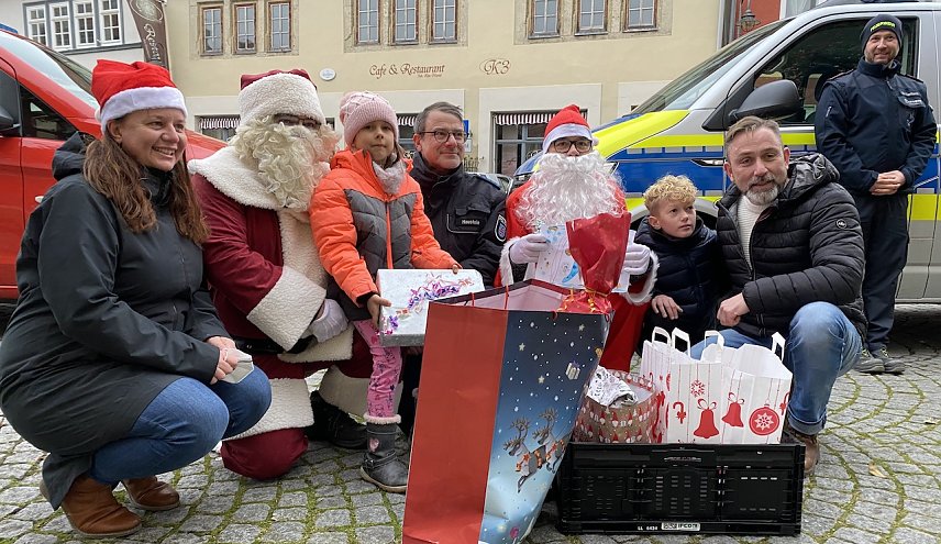 Bild: Emmy Lou mit ihrem Geschenk im Kreise des Verteilkommandos