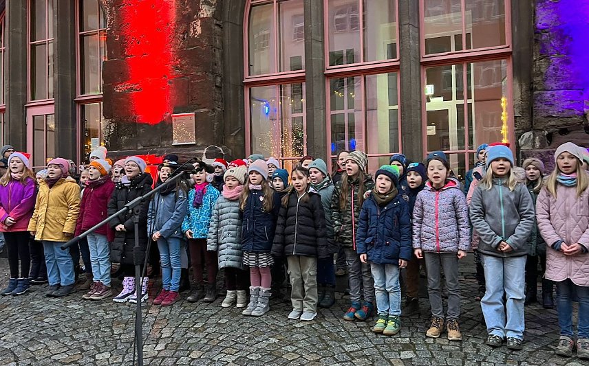 Bild: Sch&uuml;ler der KKS vor dem Rathaus