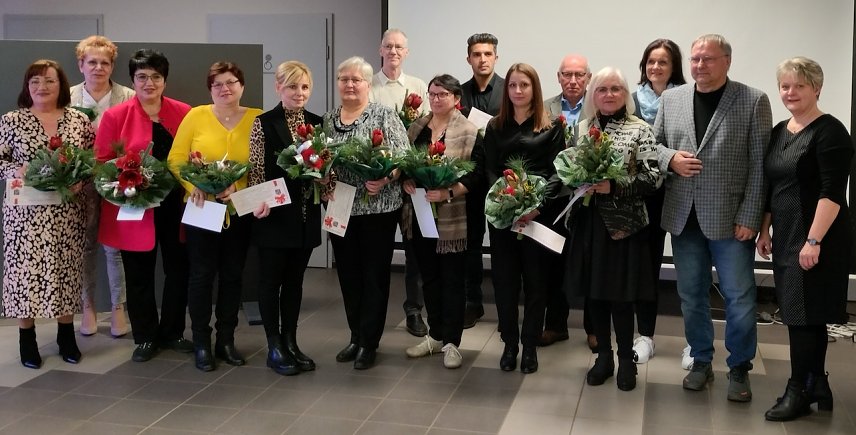 Bild: Ehrenamtliches Engagement in der Fl&uuml;chtlingshilfe in Anwesenheit der Landr&auml;tin Antje Hochwind-Schneider (SPD) (1.re.hinten) gew&uuml;rdigt