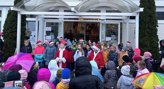 Bild: Grundschulkinder in Niedersachswefen auf dem Weihnachtsmarkt