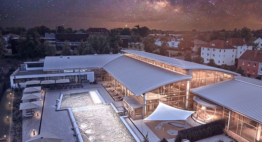 Bild: Friederiken Therme bei Nacht