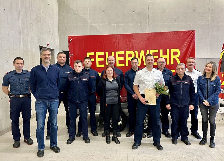 Bild: Bef&ouml;rderung bei der Berufsfeuerwehr (Sandro Hertel im wei&szlig;en Hemd)