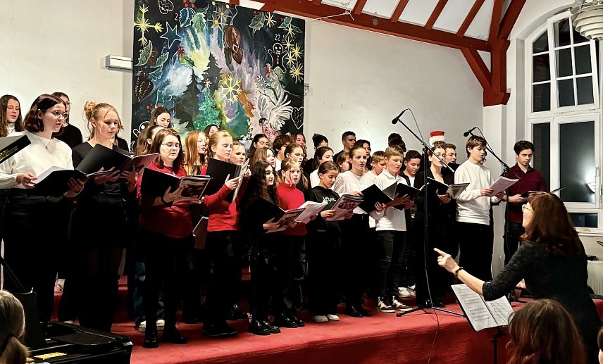 Bild: Stimmgewaltig und mit anspruchsvoll gestalteten Beitr&auml;gen &uuml;berzeugte der Chor des Gymnasiums