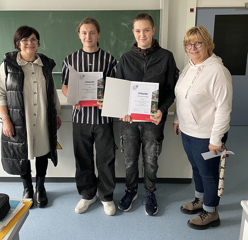 Bild: TGS Oldisleben,2.v li. Sixten Siegmann (Klasse 9a) belegte den 2. Platz. 2.v.re. Jette Sch&auml;fer (Klasse 9a) belegte den 3. Platz