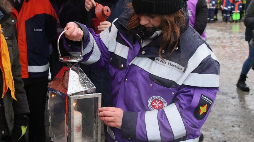 Bild: Das Friedenslicht aus Bethlehem wurde heute auf dem August-Bebel-Platz verteilt