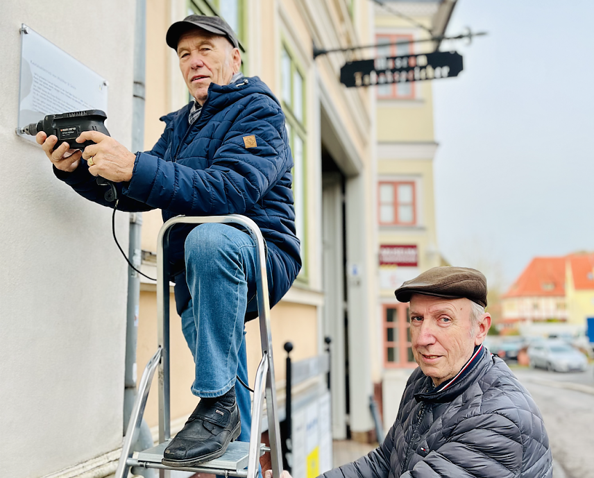 Bild: Herbert Sch&ouml;ffl, Mitarbeiter Museum Tabakspeicher, und Hans J&uuml;rgen Gr&ouml;nke (rechts)