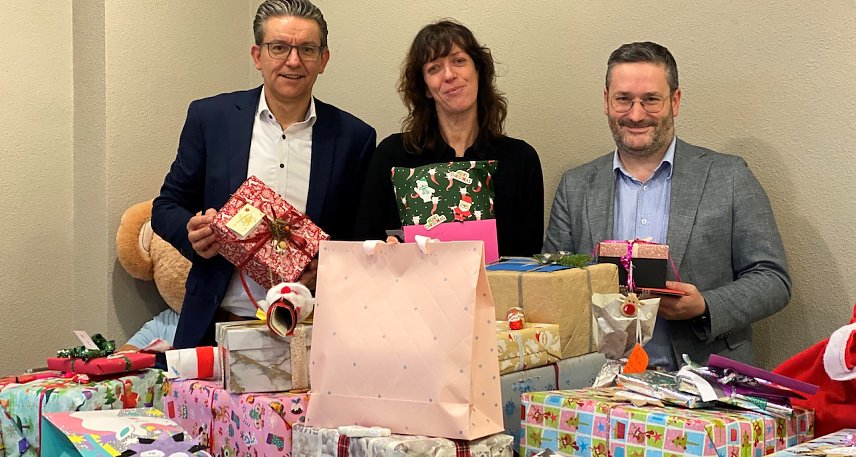 Bild: v.li. Andrew Brotr&uuml;ck, Jeannine Lindner, Titus Wabersich bei der Geschenk&uuml;bergabe