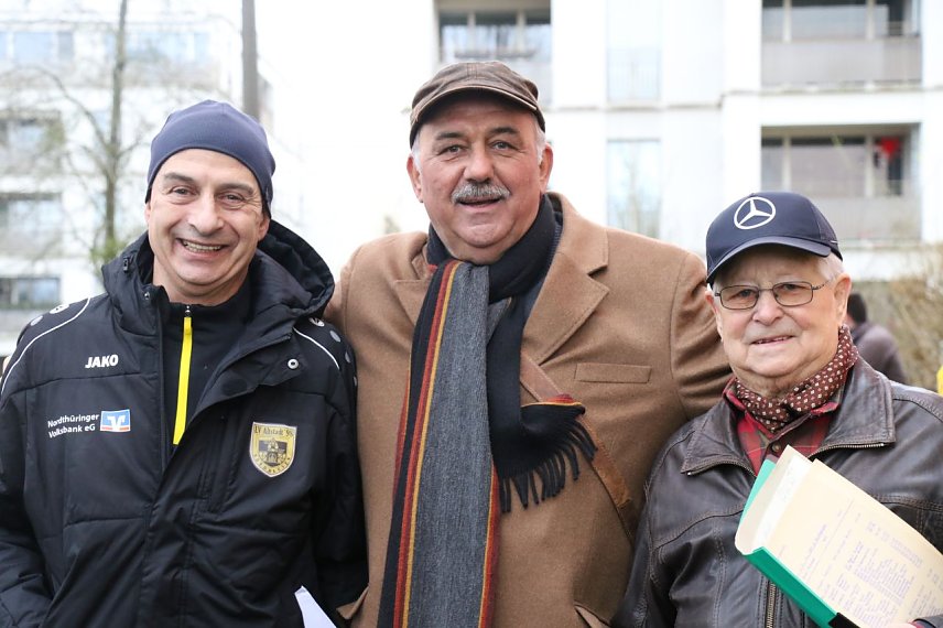 Bild: Vier Jahrzehnte und rei Organisatoren, v.l.: Gunnar Haase vom LV Altstadt, der ehemalige Schulsportkoordinator Werner H&uuml;tcher und sein Vorg&auml;nger, der ehemalige Kreisturnrat Klaus Meyer