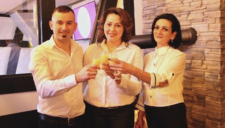 Bild: Diyan Georgiev mit seiner Frau Beyra und seiner Mutter Rumania begr&uuml;&szlig;en das neue Jahr und hoffen auf viele G&auml;ste 